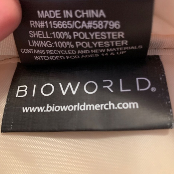 NWT HELLO KITTY & Friends Bread Makeup Bag beige mirror cute 8” x 5" Bioworld - Picture 5 of 13